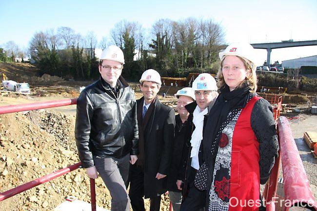 Lors d'une visite de chantier,  de gauche à droite, Frédéric Alves, d'Investir immobilier ; Rodolphe  Thomas, maire d'Hérouville ; Joël Noyon, conducteur de travaux pour  Eiffage construction ; Jean-Pierre Queru, le directeur d'Eiffage et  Laëtitia Beck, directrice de l'agence d'Hérouville de Calvados habitat. Lors d'une visite de chantier, de gauche à droite, Frédéric Alves,  d'Investir immobilier ; Rodolphe Thomas, maire d'Hérouville ; Joël  Noyon, conducteur de travaux pour Eiffage construction ; Jean-Pierre  Queru, le directeur d'Eiffage et Laëtitia Beck, directrice de l'agence  d'Hérouville de Calvados habitat.