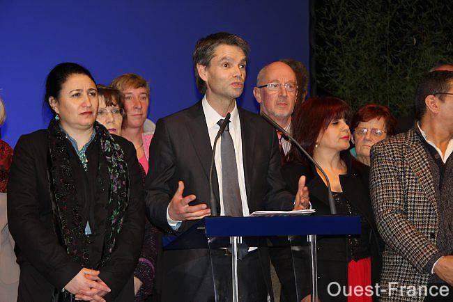 Le maire d'Hérouville, Rodolphe Thomas, entouré d'une partie de son conseil municipal.